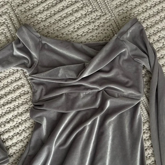 Elegant Gray Velvet Women's Photoshoot Dress - Picture 4 of 16